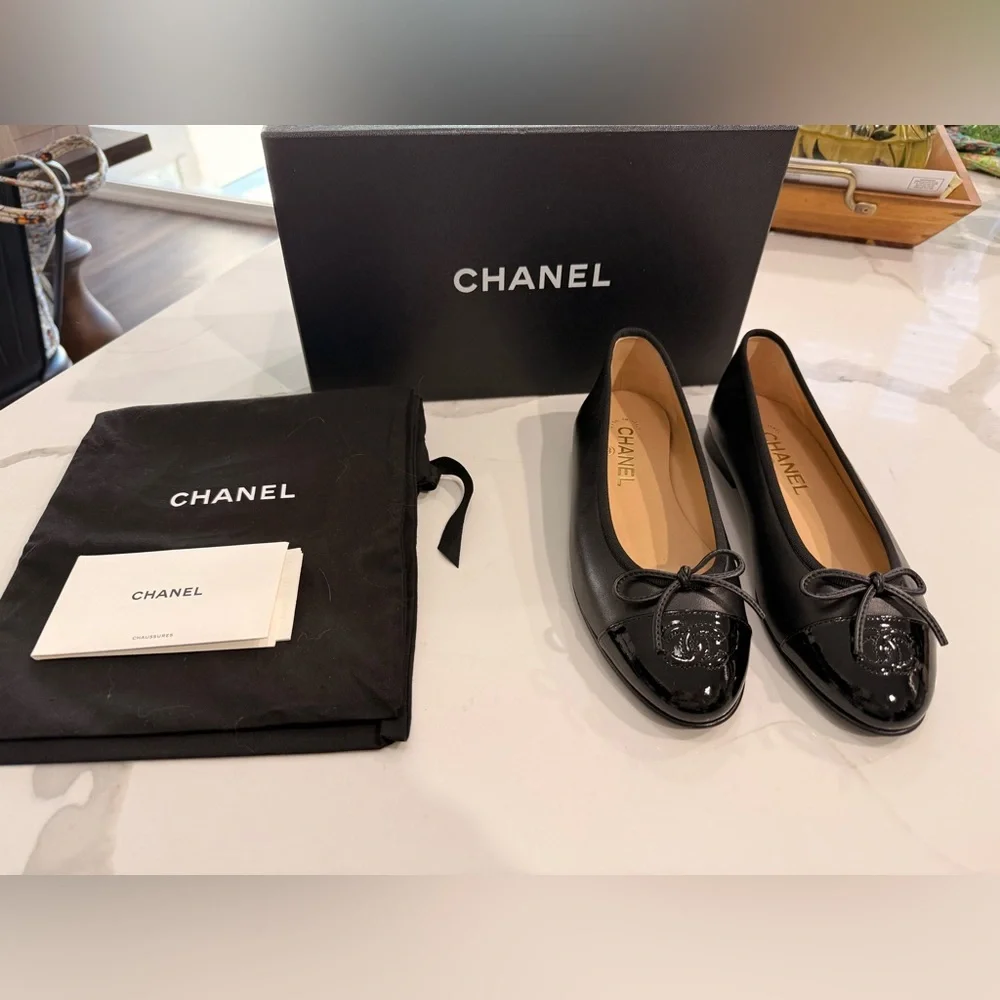 NWT Chanel - Ballerina in black Napa/patent leather, size 37 (US7). - Picture 4 of 7